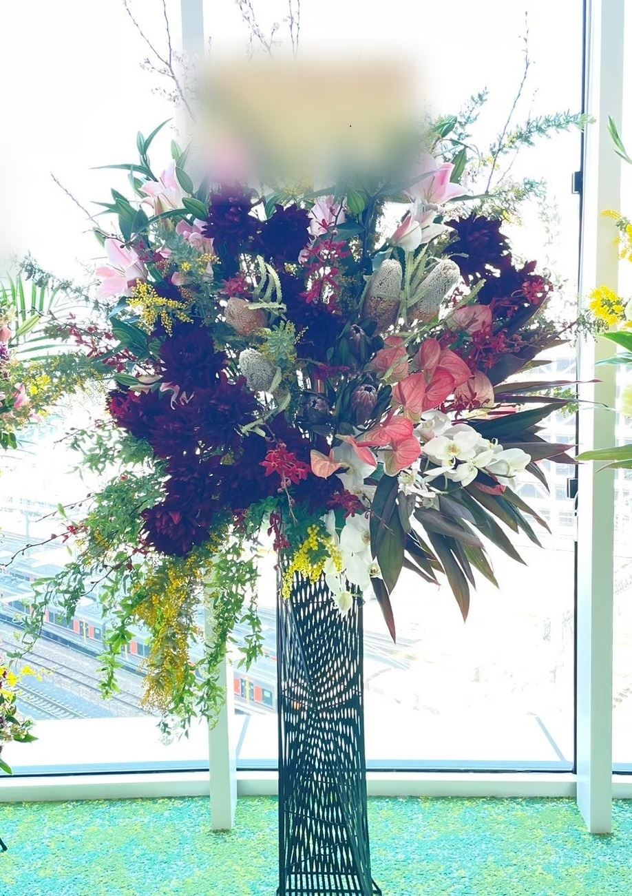 劇場の公演祝いにお届けした、濃赤のダリアを主役にしたスタンド花
